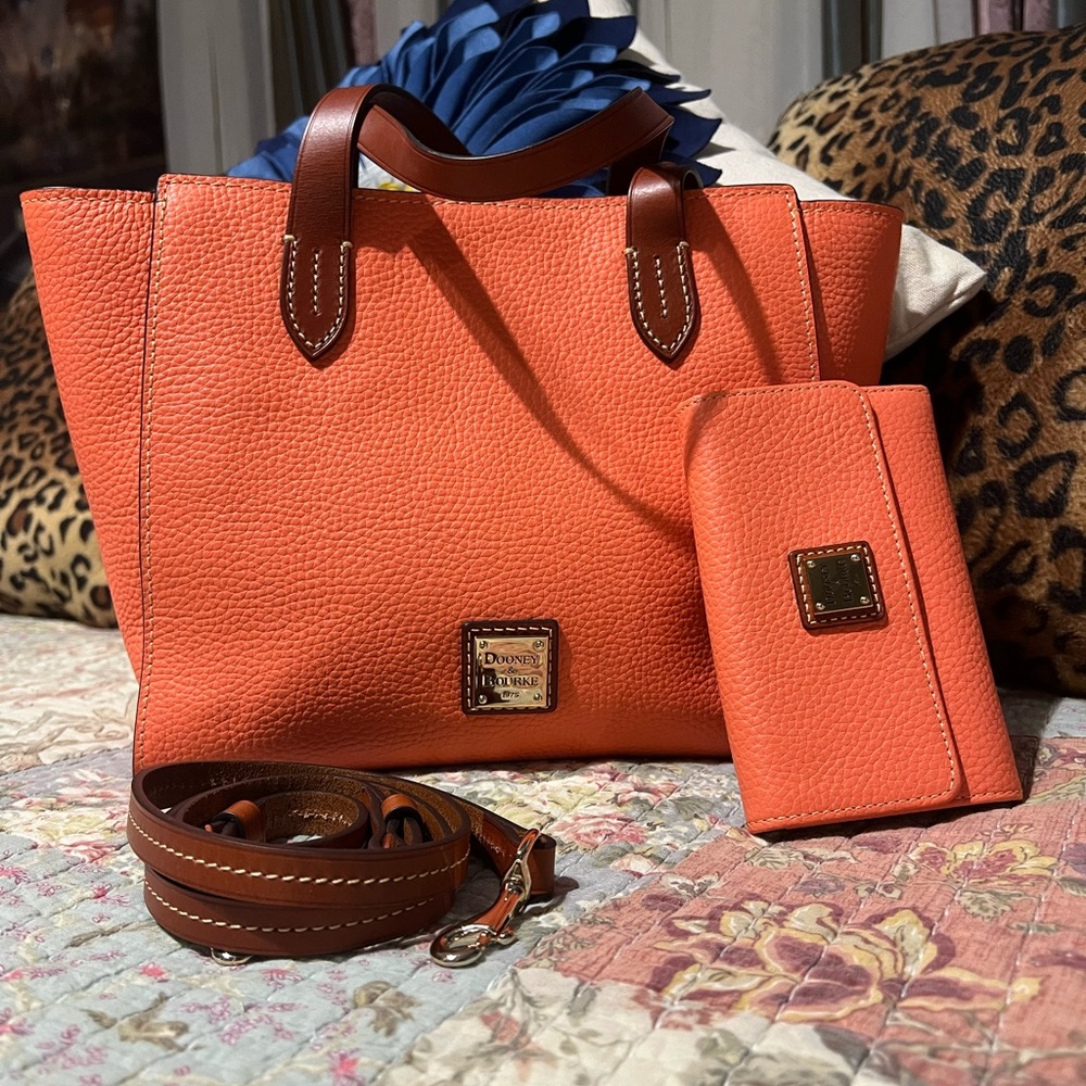 🧡Dooney & Bourke Coral Ridge and matching wallet